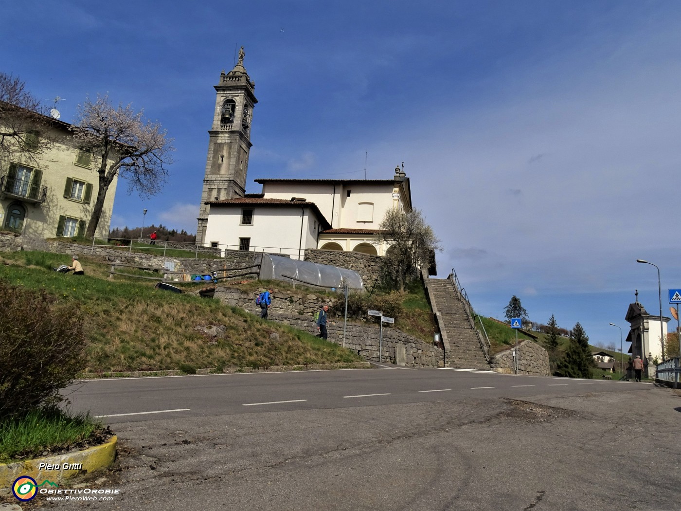 09 Partenza da Miragolo San Marco (960 m), parcheggio della chiesa.JPG